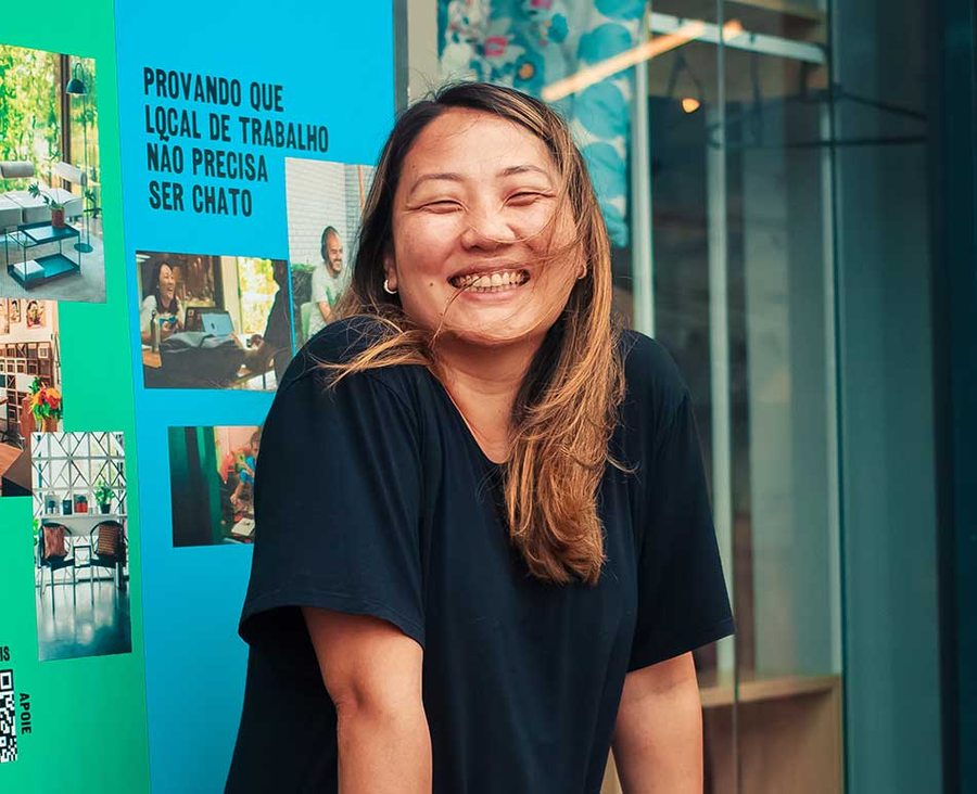 Nídia Sagara sorrindo em um dos espaços do Mofo
